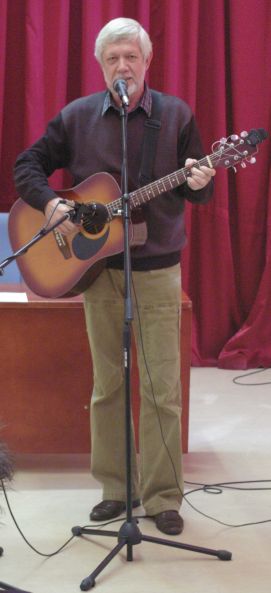 Валерий Боков поёт в зале Лицея Физико - техническая школа